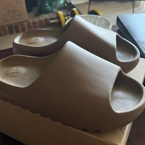 Yeezy Slides Unisex Sz UK8  (WM9)